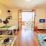 Apartamento Colorful With Balcony-beahost