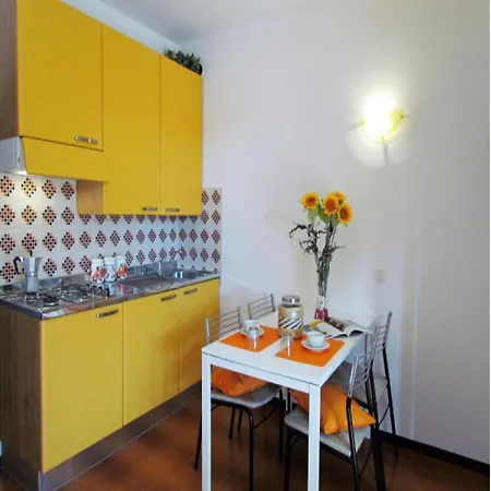 Colorful With Balcony - Beahost 公寓