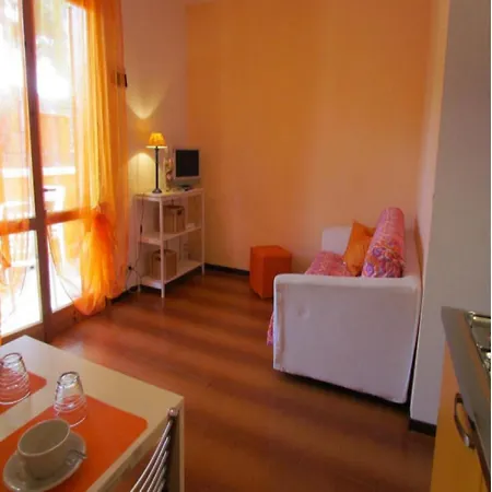 公寓 Colorful With Balcony - Beahost